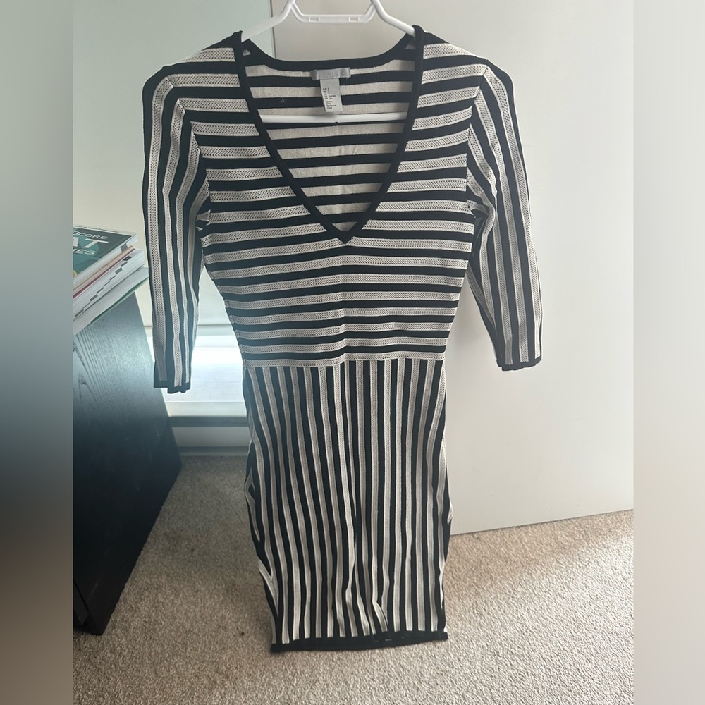 H&M black and white dress. Size is small and it’s a long sleeve dress